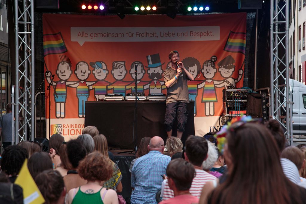 Moderator Benedict Hegemann beim Queer Poetry Slam