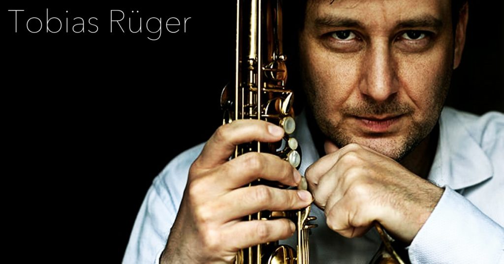 Tobias spielt Saxophon bei Tanz in den Mai Frankfurt.