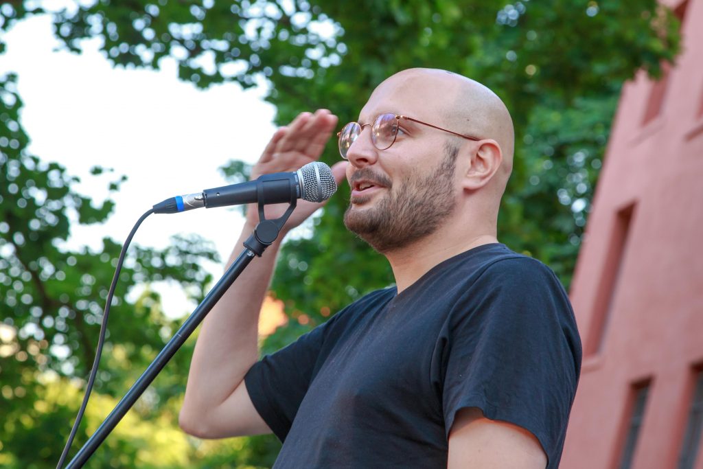 Clemens Naumann gewinnt das Jahresfinale 2023 beim Poetry Slam in Frankfurt am Main.
