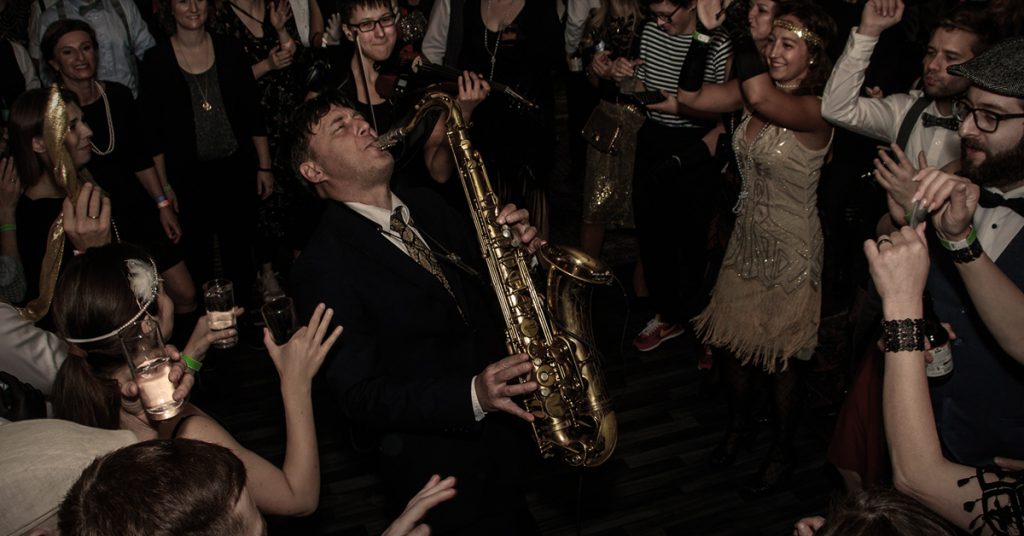Electro Swing DJ Timcat & Saxophonist Tobias Rüger spielen bei der Hinterbühnen-Party in Fürth. | Photo: Corinna Kaiser