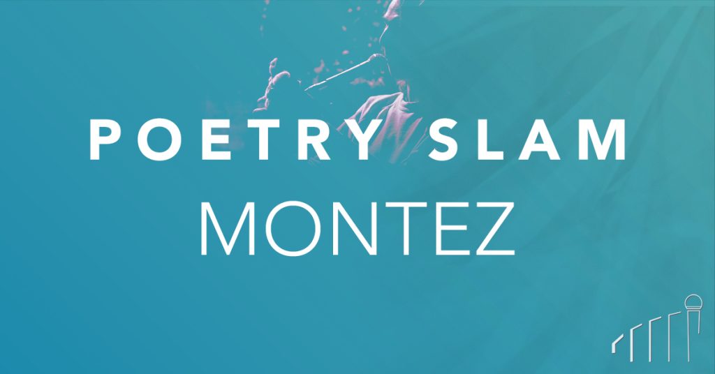 Poetry Slammer Samuel Kramer hält ein Plüsch-Pinguin beim Poetry Slam Frankfurt.