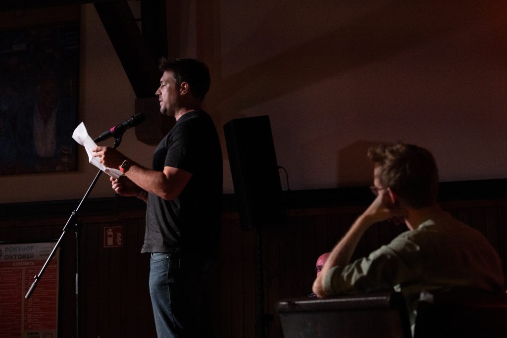 Beim Comedy Slam treten ausnahmslos Slam- und Stand-Up-Comedians gegeneinander an.